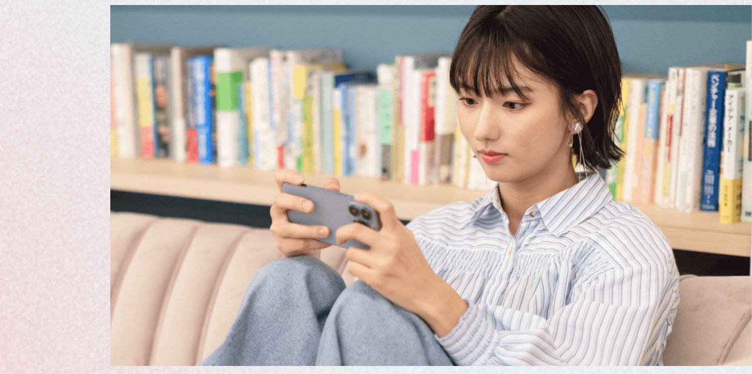 本棚の前でスマホを操作する姫奈さん