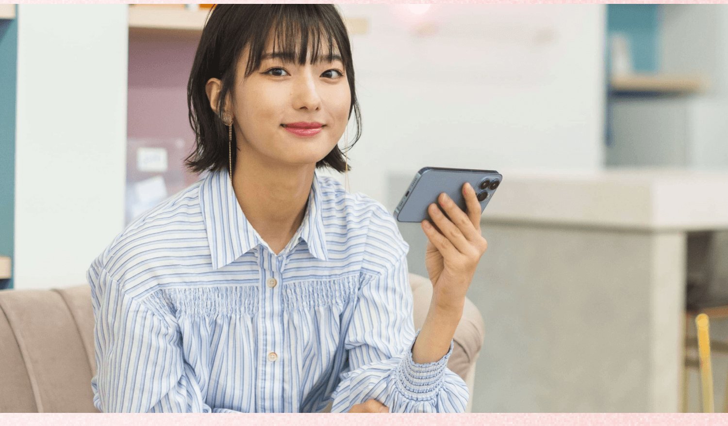 スマホを持つ姫奈さんのポートレート