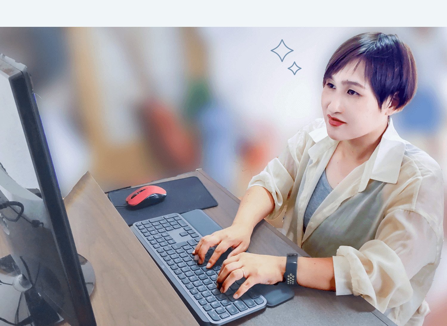 ノートパソコンのキーボードを打つ悠理さん