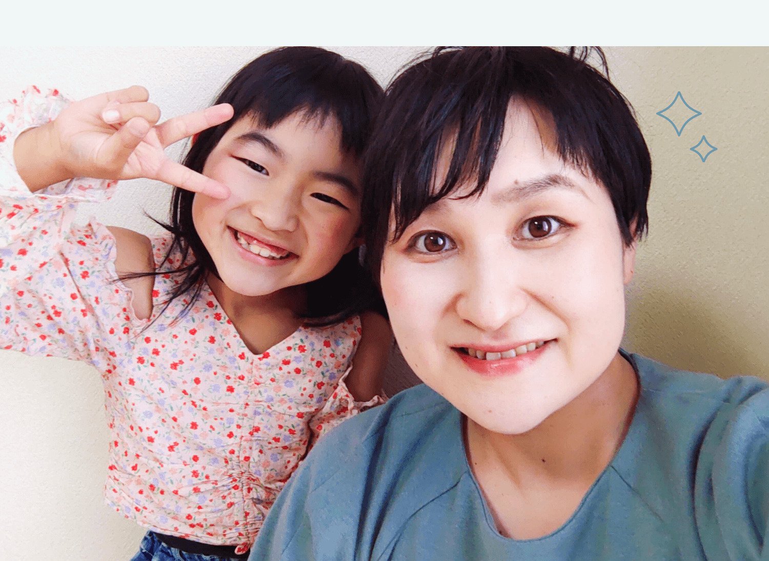 娘とピースサインで微笑む悠理さんの自撮り