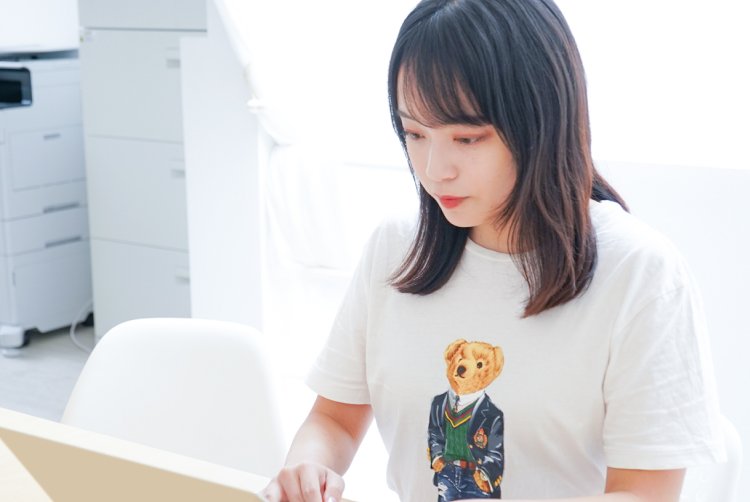 ノートパソコンに向かって作業するいとまりさんの横顔