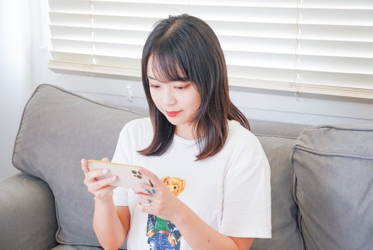 ソファに座りスマートフォンを操作するいとまりさん