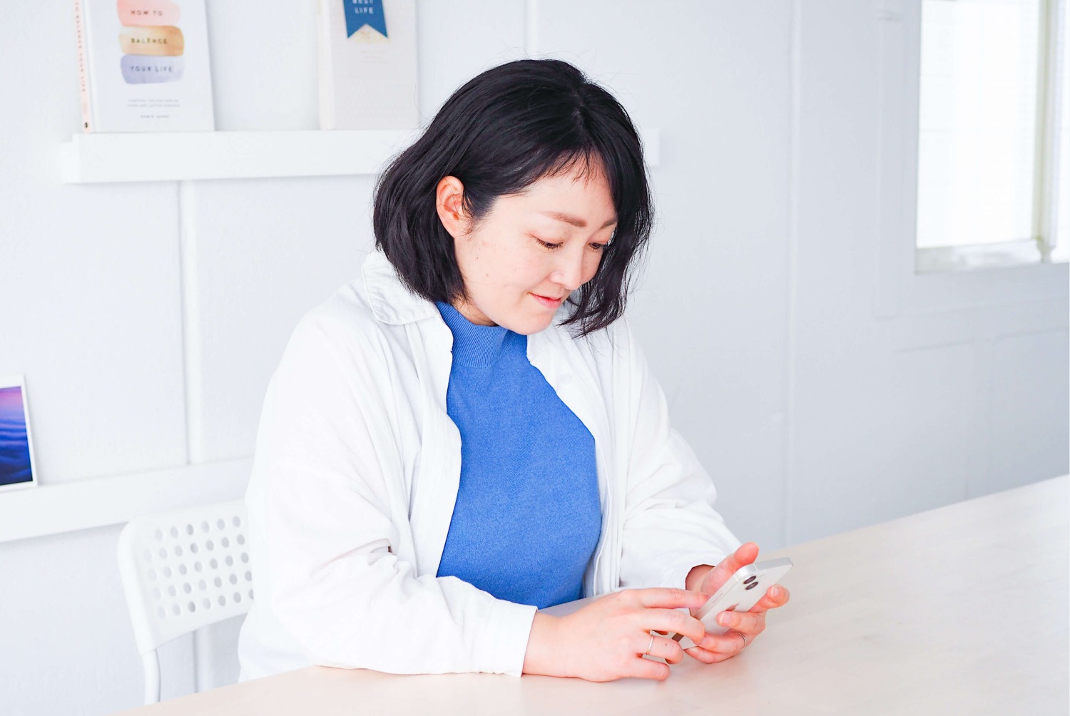 テーブルでスマートフォンを操作する本人