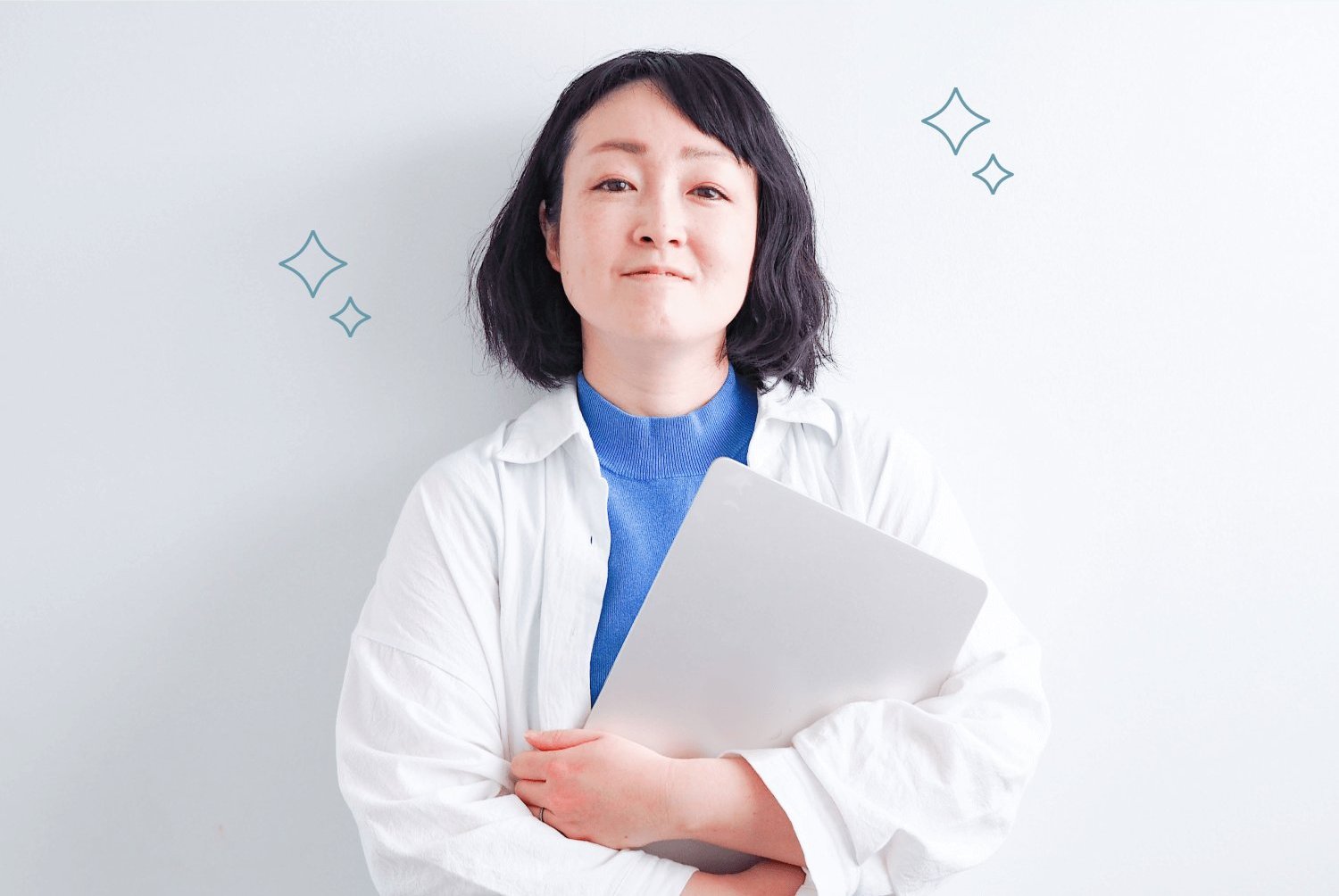 壁にもたれて微笑む本人