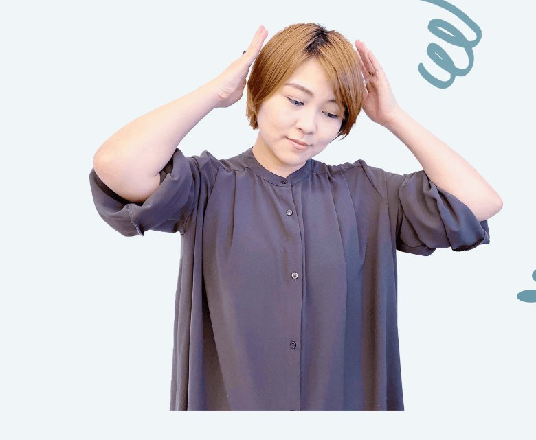 頭に手を当てて考え込む表情のなりーさん