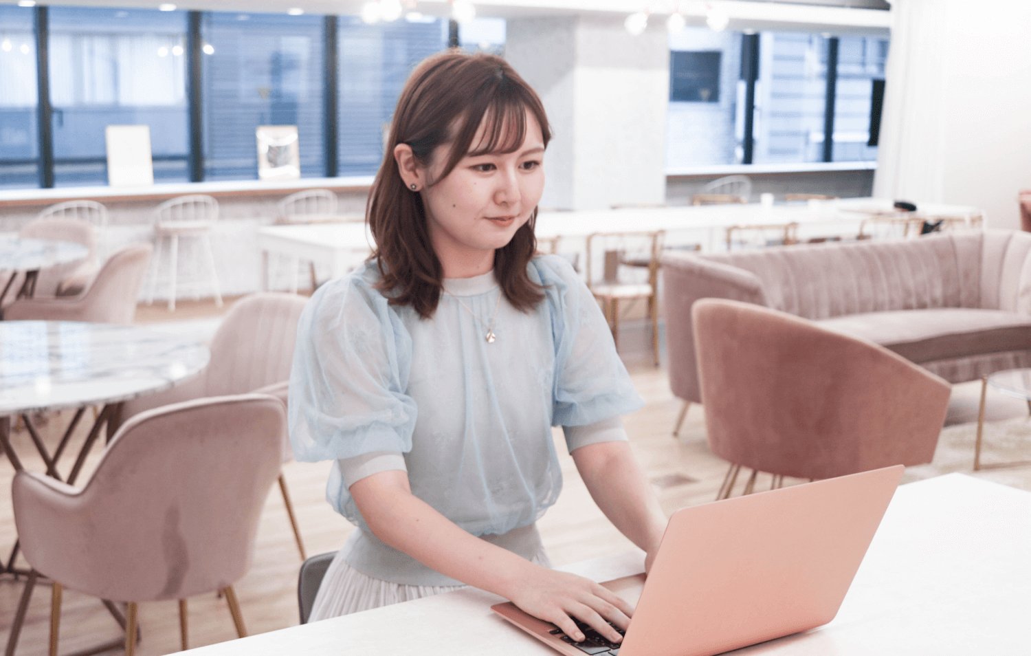 カフェのテーブルでノートPCを操作する琴弓さん