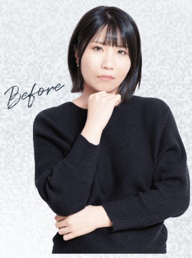 考え込む表情でうつむくTomoyoさん(Before)