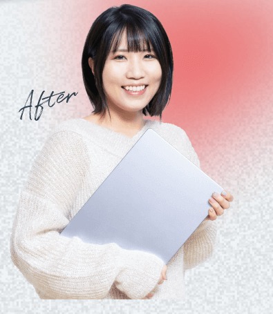 ノートPCを抱えて微笑むTomoyoさん(After)
