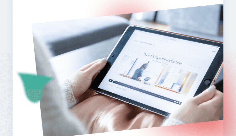 タブレットで「Web Design Introduction」のコース動画を視聴しているTomoyoさんの手元の写真