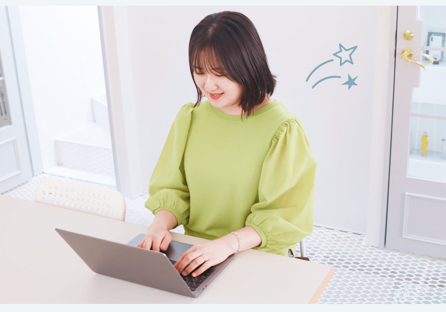 ノートPCに向かってタイピングする美咲さん