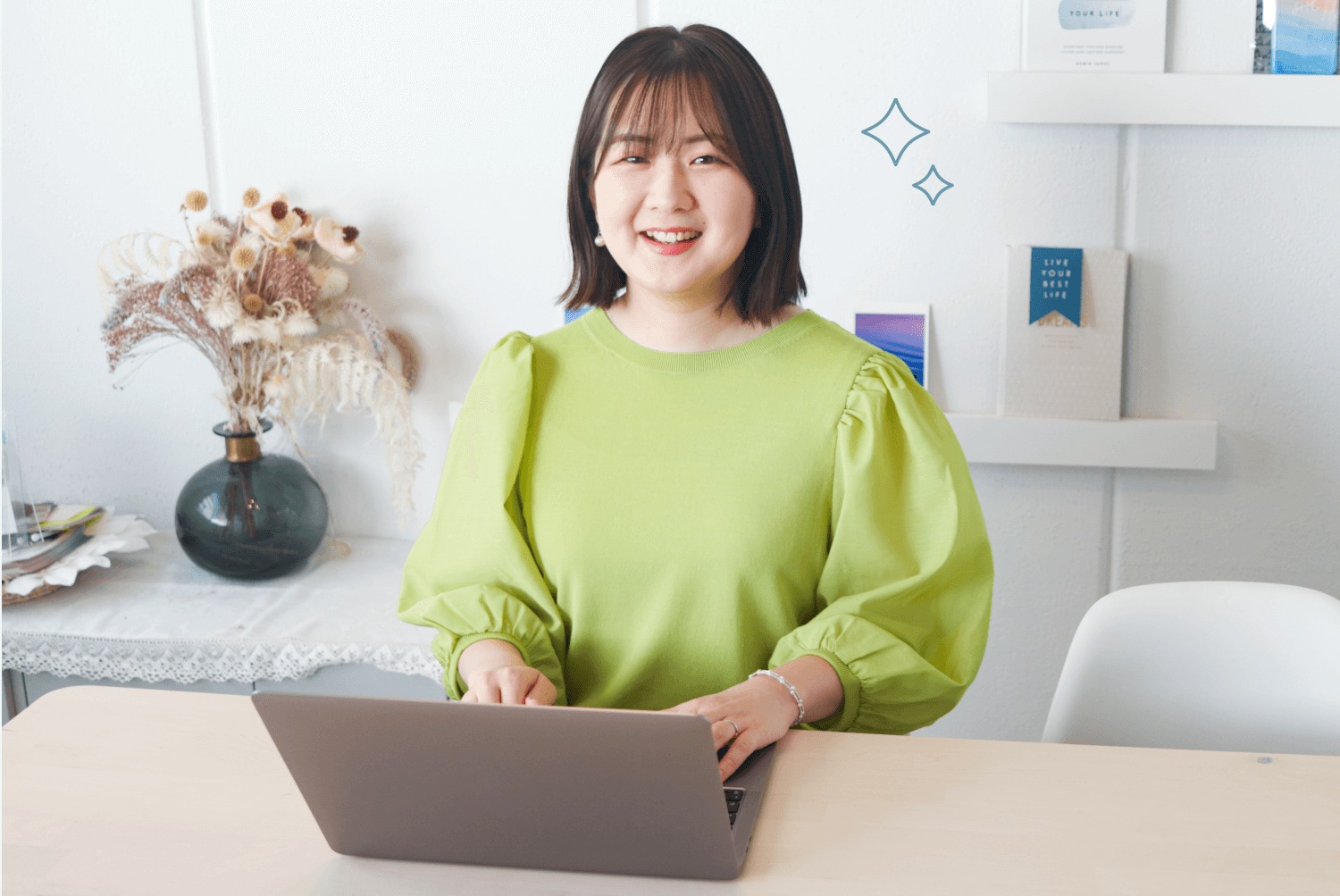 ノートPCに向かって微笑む美咲さん