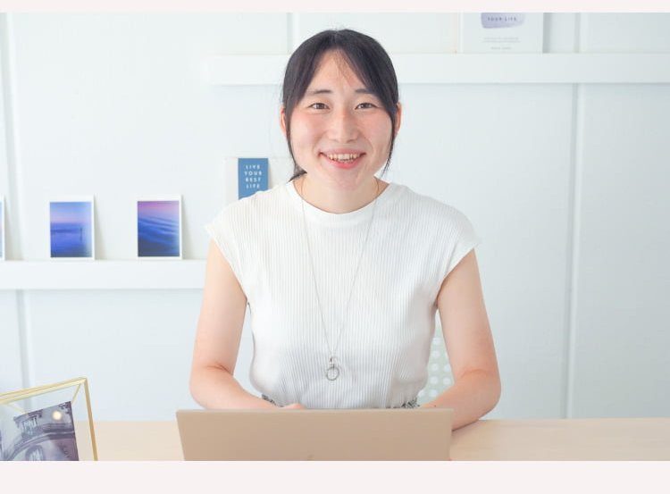 部屋の中でノートPCの前に座り微笑むこじゆかさん