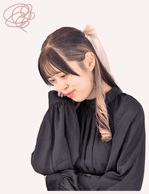保険会社の事務として頬杖をつくすずかなさん