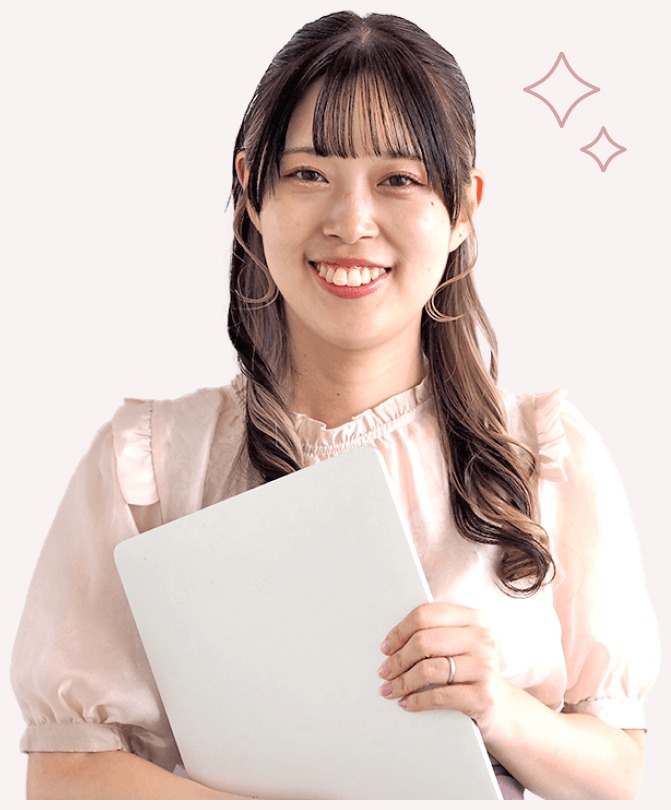 会社員と個人でデザイナーとして働く、ノートパソコンを抱えて微笑むすずかなさん