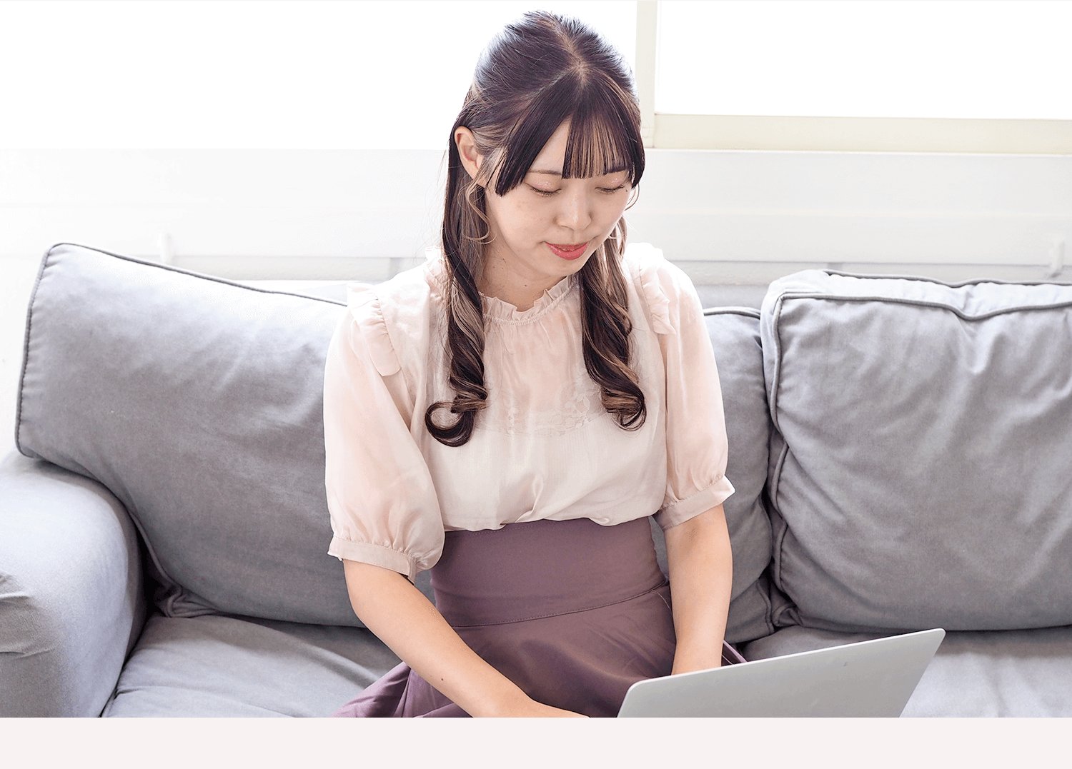 ソファに座り、ノートパソコンを操作するすずかなさん