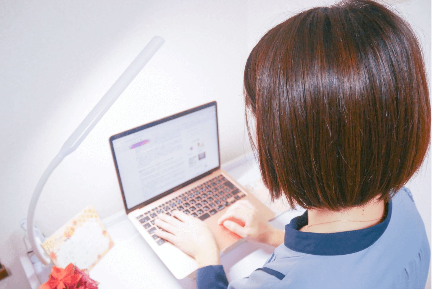 デスクでノートPCに向かい文章を書くももさん