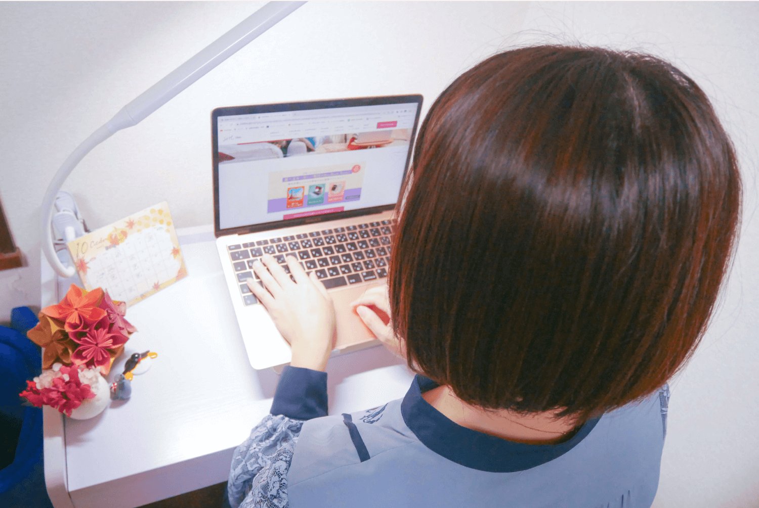 背後からノートPCに向かうももさんの写真