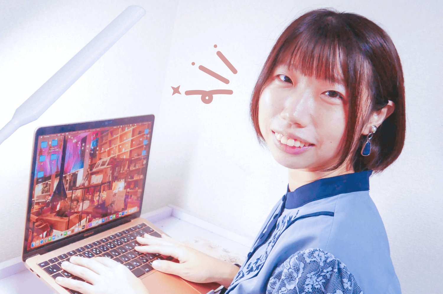 ノートPCに向かい微笑むももさん