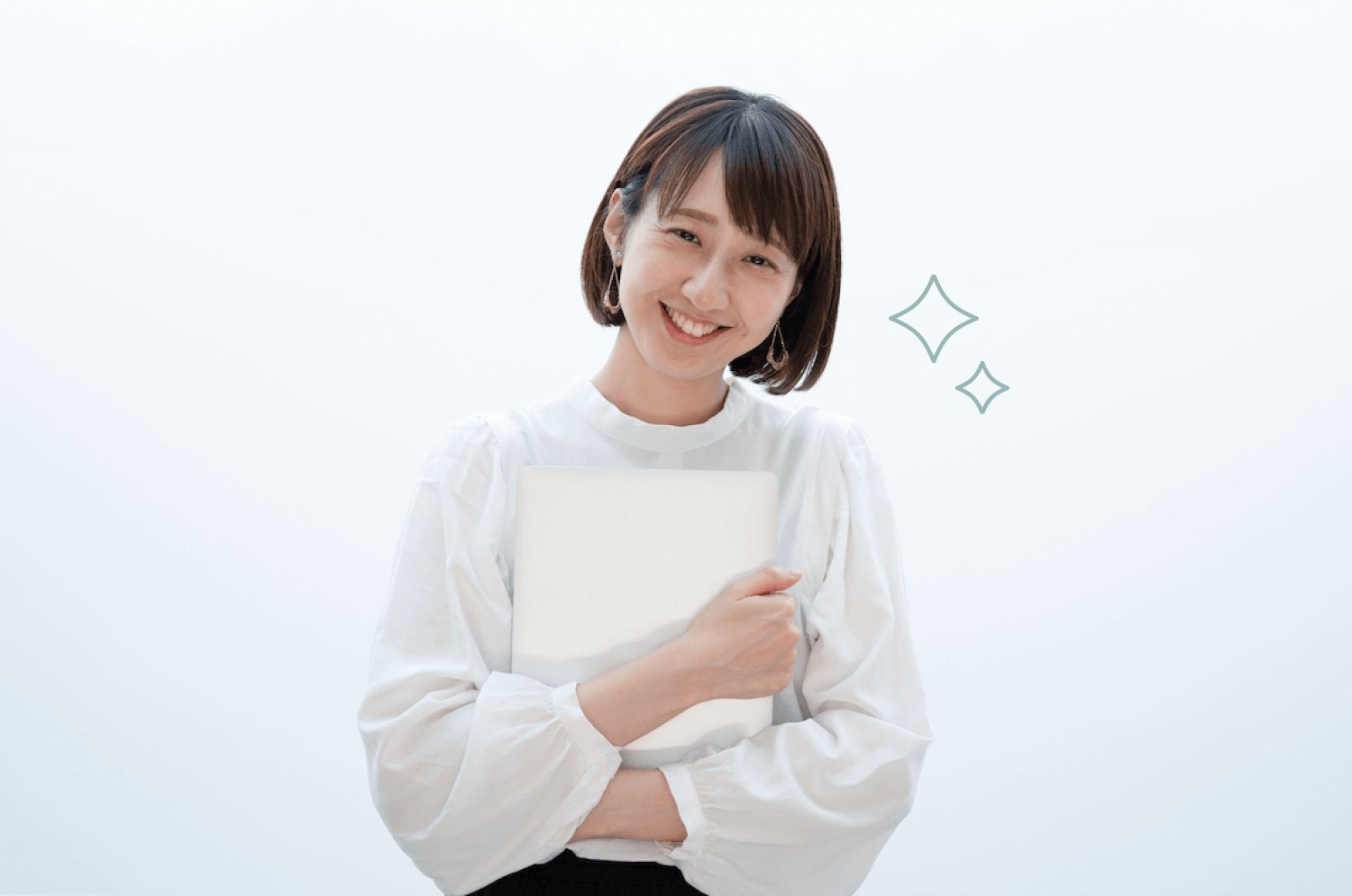 白いブラウスでノートを胸に抱え微笑むちーこさんのポートレート