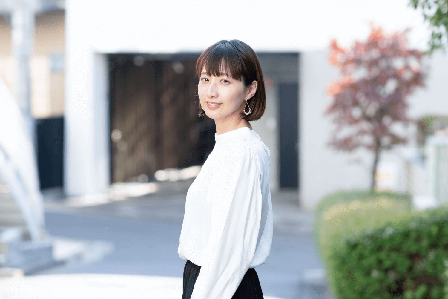 屋外で振り返りポーズをとるちーこさんのポートレート