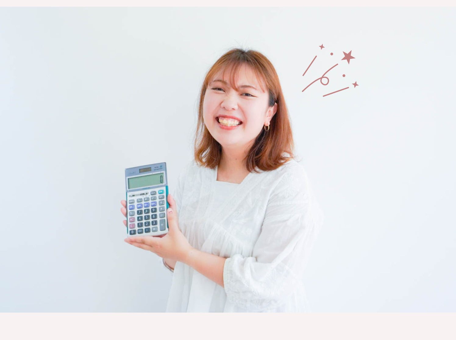 白背景で電卓を手に満面の笑みを見せるひがめぐさん