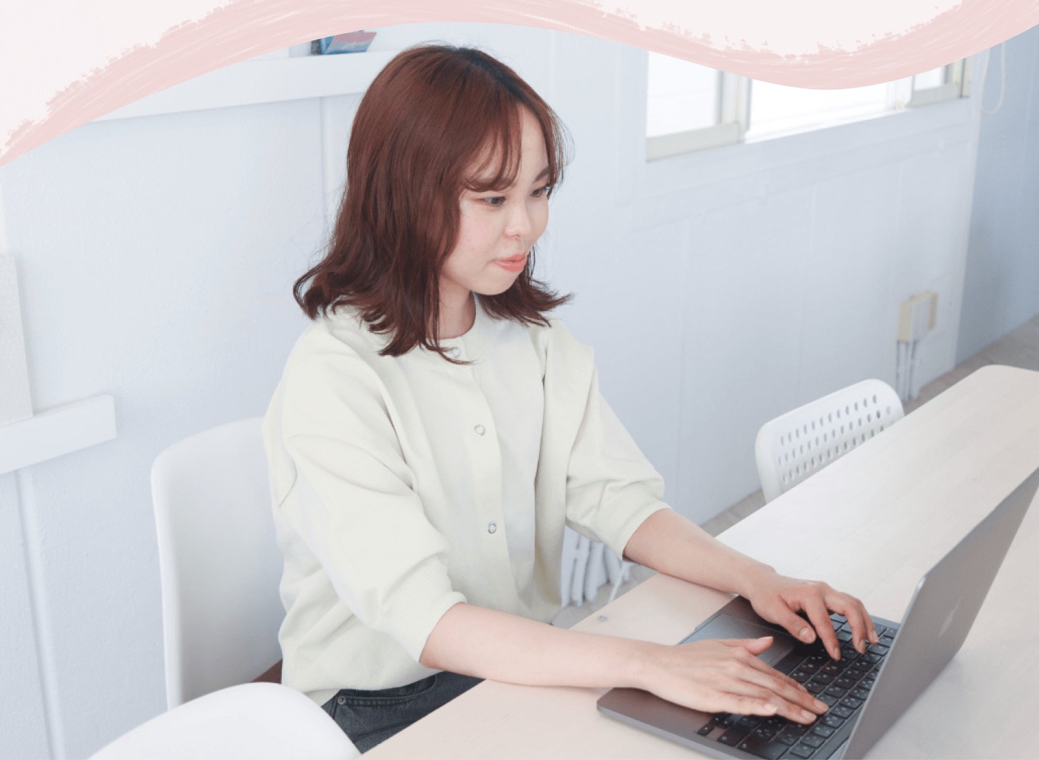 デスクでノートPCを操作する結風さん
