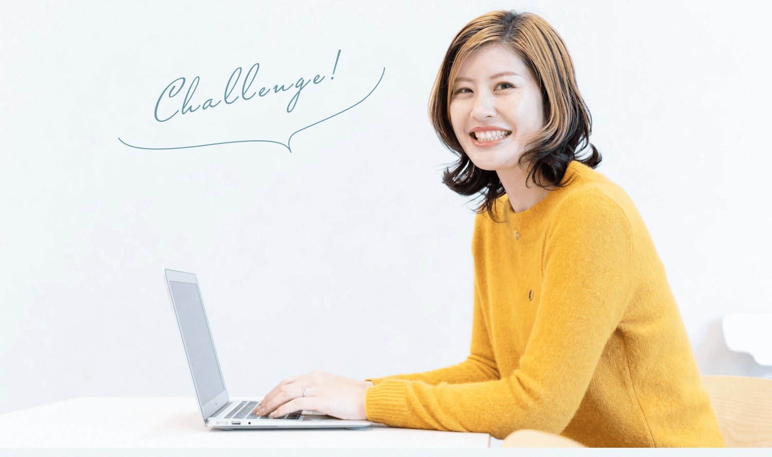 白背景でノートPCを操作し微笑むhaluさん。手書き風の「Challenge!」の飾り文字付き
