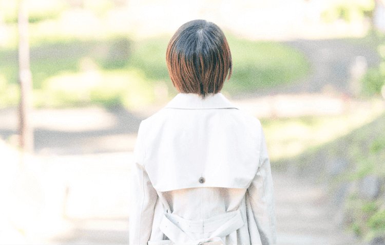 白いコートを着た後ろ姿のあやこあにぃさん