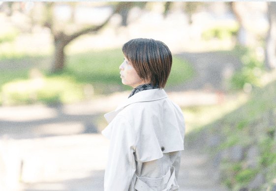 桜並木の公園を横向きで歩くあやこあにぃさん