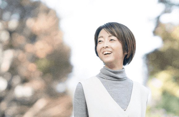 空を見上げて笑うあやこあにぃさんの上半身ポートレート