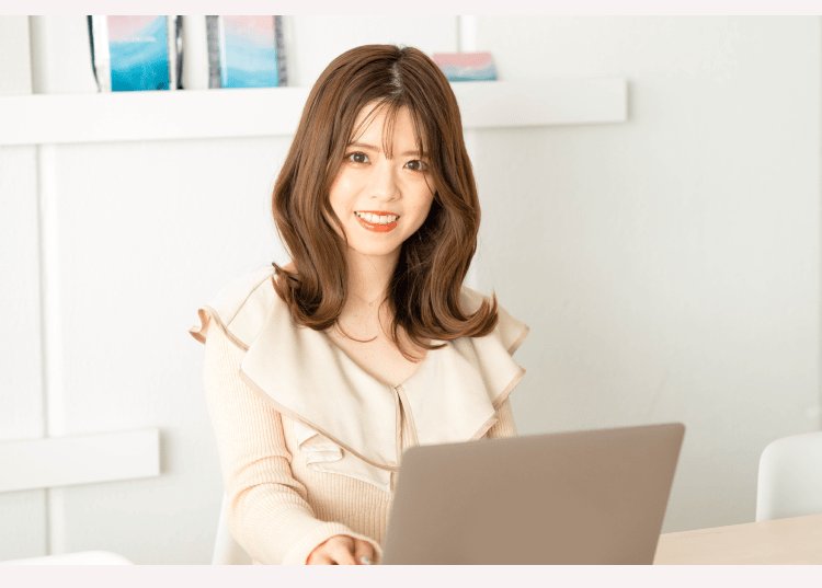 本棚を背にノートPCに向かい微笑むきっきさん