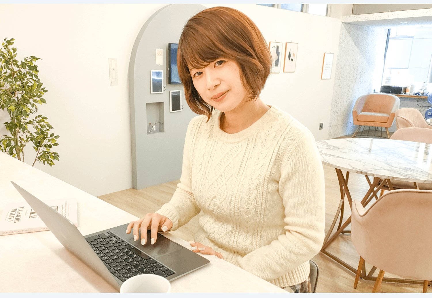 オフィスでノートPCに向かって作業するぴょすさん