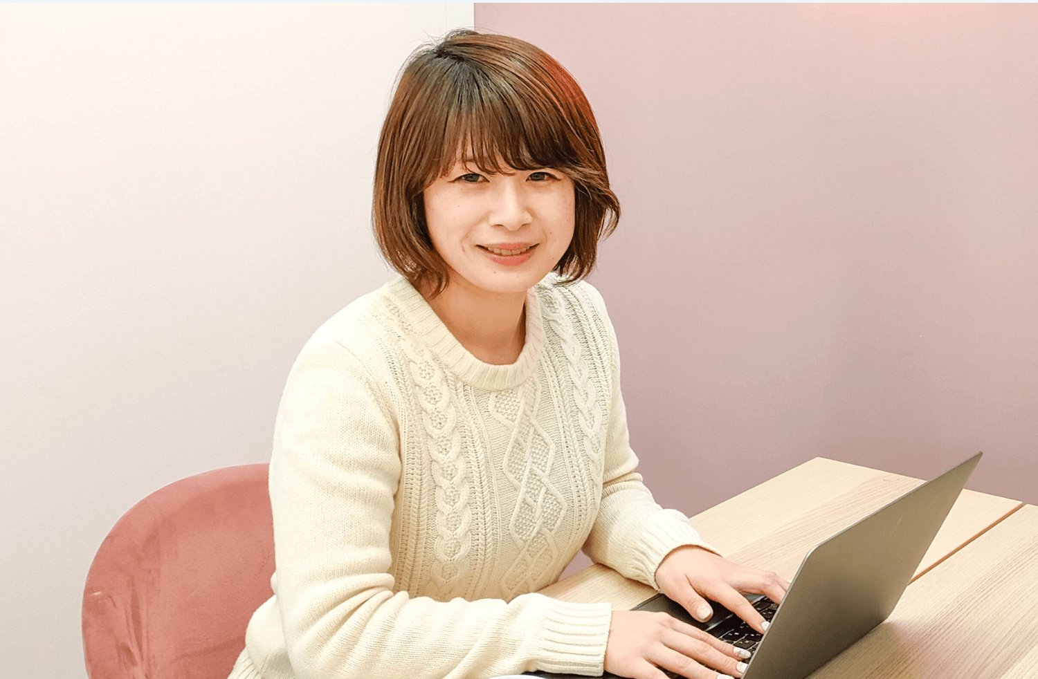ピンクの椅子に座りノートPCで作業するぴょすさん