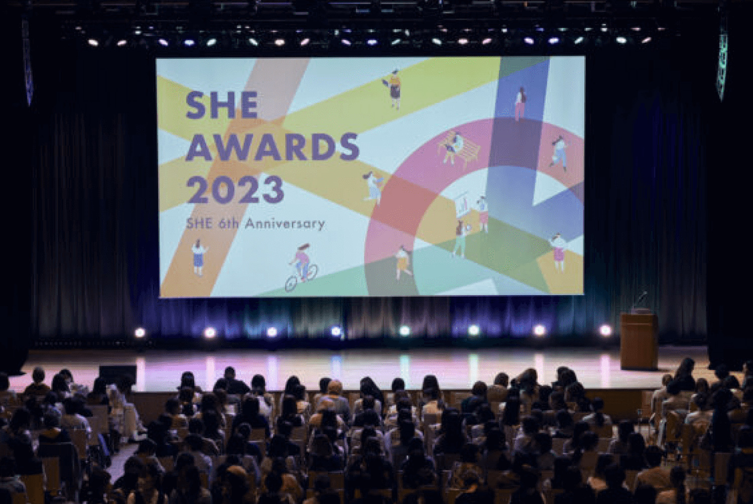 SHE AWARDS 2023のステージ全景。スクリーンに「SHE AWARDS 2023 SHE 6th Anniversary」の投影