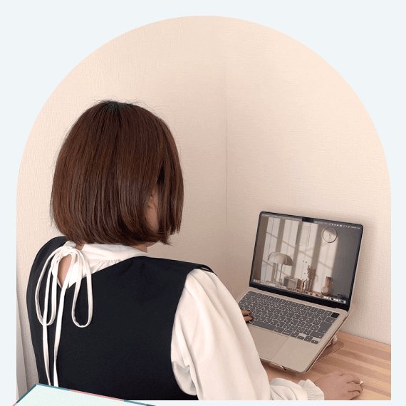 ノートPCに向かうデザイナーchihoの後ろ姿