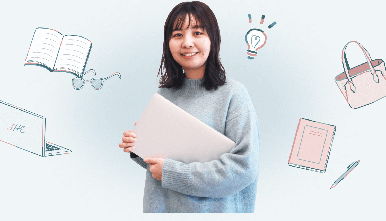 ノートPCを抱えて微笑むSAKIさんの正面バストアップ。周囲に本・眼鏡・電球・バッグ・ノート・ペンの手描き風イラスト装飾