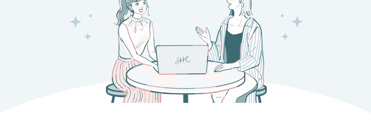 カフェ風のテーブルでノートPC(SHEロゴ入り)を囲んで話す2人の女性のイラスト