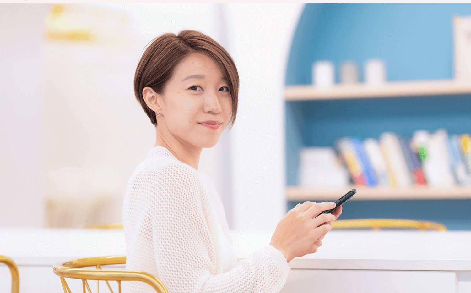 明るい室内でスマホを見つめながら微笑むちっひーさん