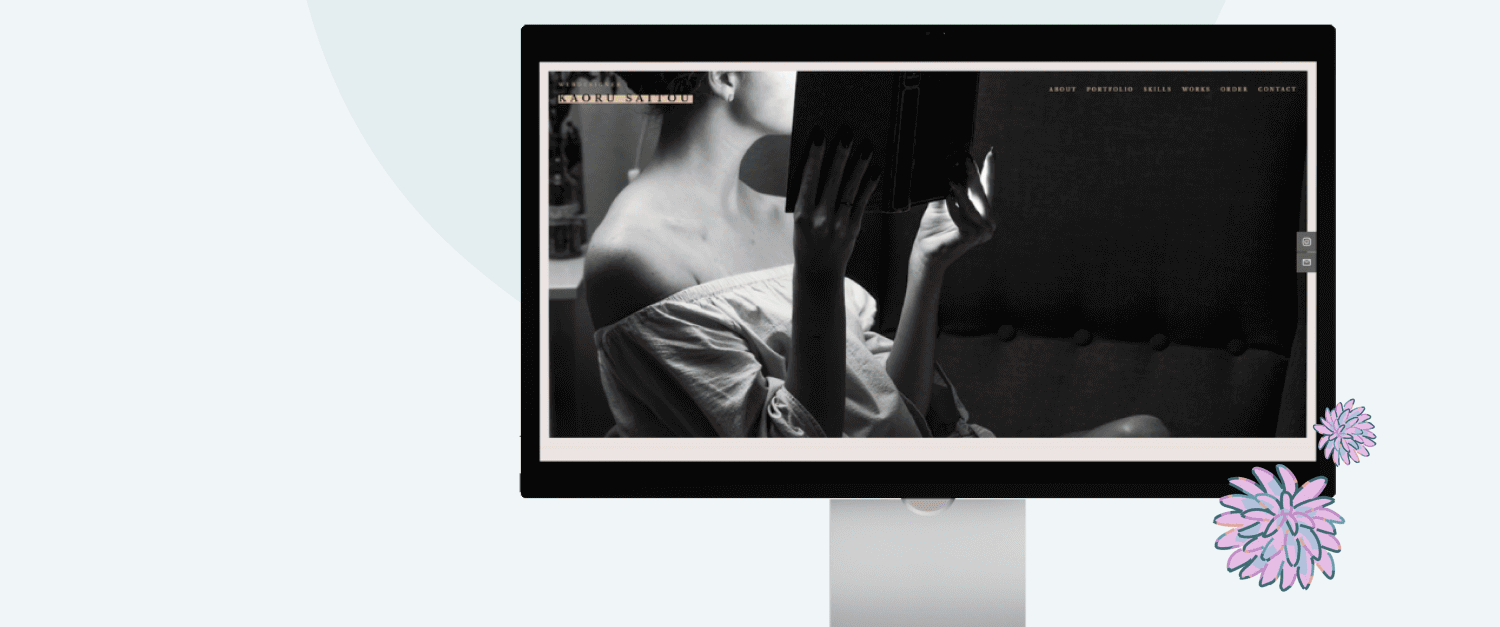 ポートフォリオサイト「KAORU SAITOU」のモニターモックアップ