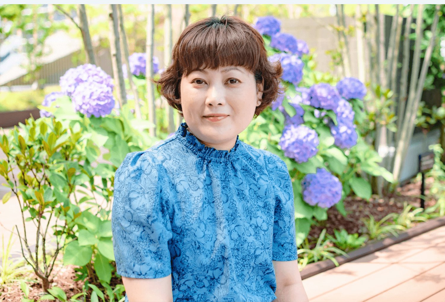 紫陽花の前に立つ薫さんのポートレート