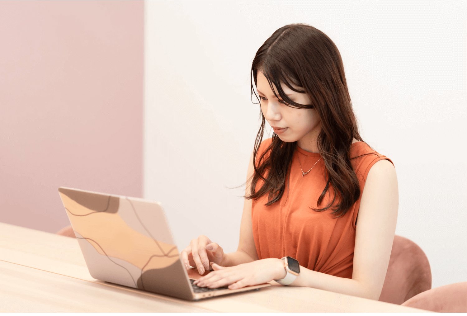 カフェでノートPCに向かい真剣な表情でタイピングする女性