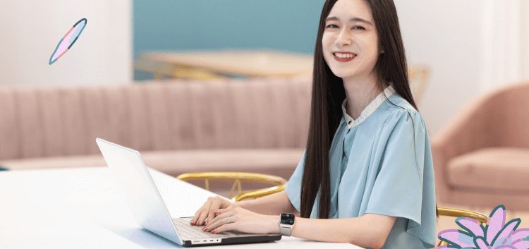 ノートPCを操作しながら微笑むHinakoさん