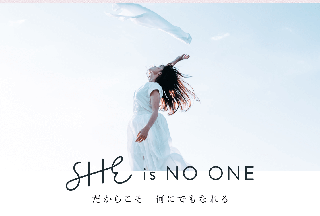 白いワンピース姿で空に跳び上がる女性の写真と「SHE is NO ONE　だからこそ　何にでもなれる」というメッセージ