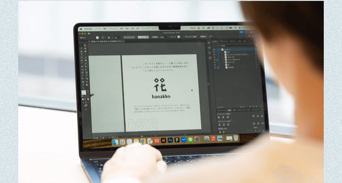 ノートPCでIllustratorを操作し「花 hanakko」のロゴを制作する画面