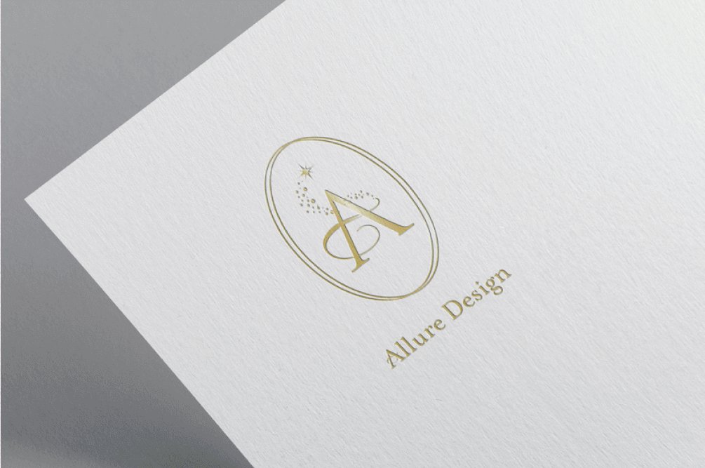 「Allure Design」のロゴが箔押しされた紙のモックアップ