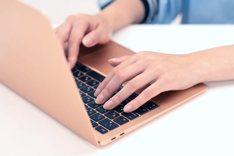 ノートPCのキーボードを打つ手元