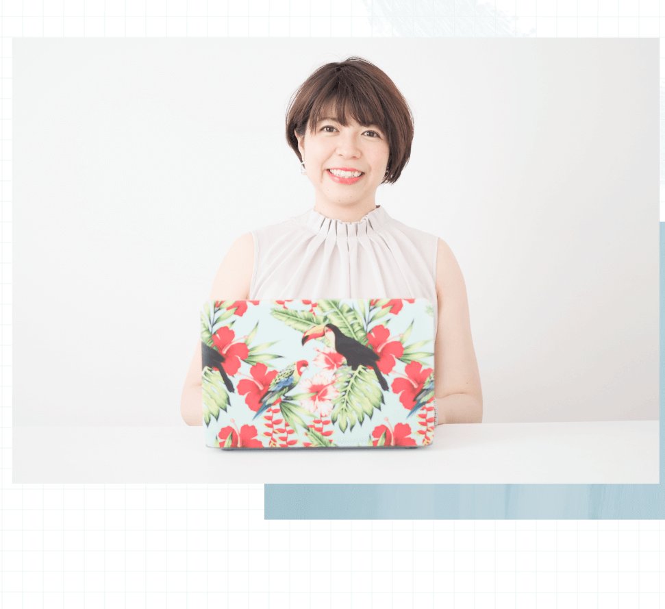 ノートパソコンを持って机に向かう利穂さん