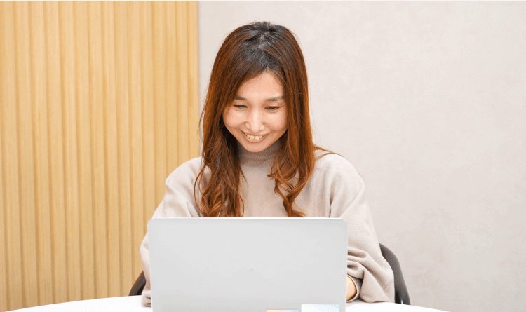 笑顔でノートPCに向かうのんさん