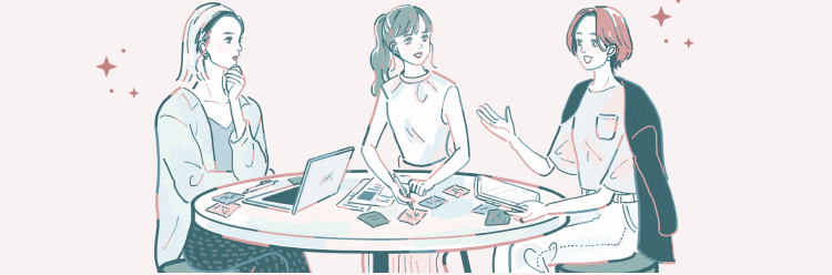 丸テーブルを囲んでノートPCや書類を見ながら話す3人の女性のイラスト