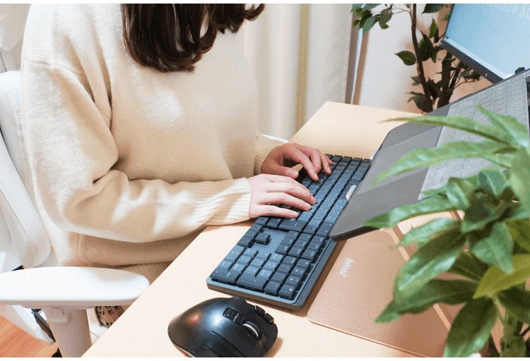 ノートPCで作業する京香さんの手元